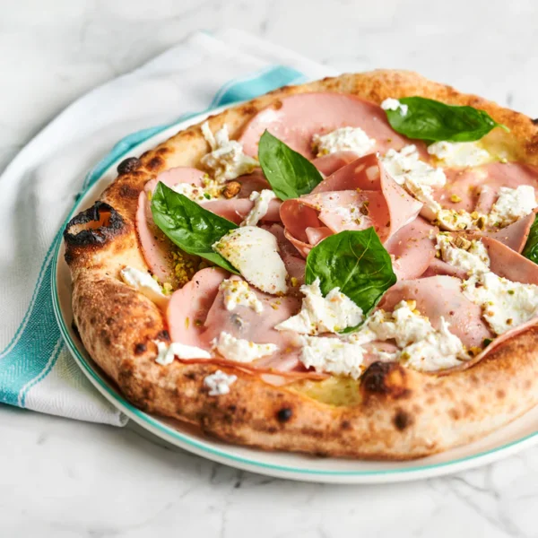 Pizza Mortadella s sesekljanimi pistacijami in burrato